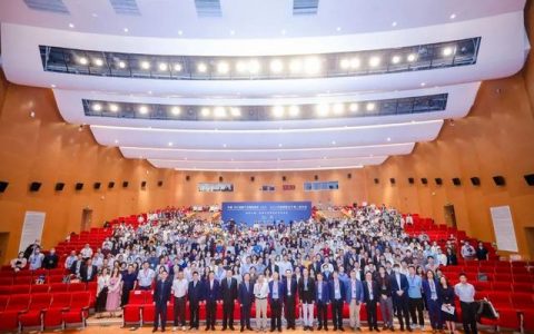 “干细胞治疗对新冠肺炎有前景，要转化请到张江来！”张文宏在浦东这样说